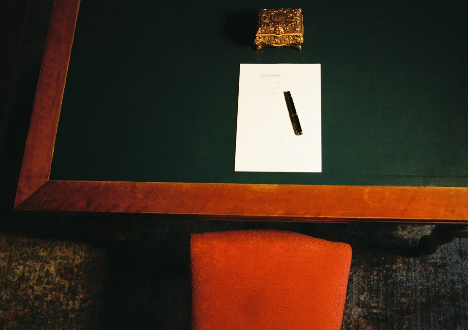 Siegfried H. Seidl - Rechtsanwaltskanzlei - Papier mit Stift auf einem Holztisch